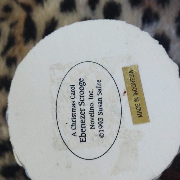 Ebenezer Scrooge Christmas figurine - Picture 3 of 4